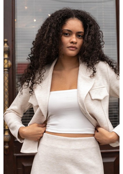 Kadın Kalın Esnek Kumaş Yakalı Cep Kapaklı Uzun Kol Kısa Blazer Ceket-Krem