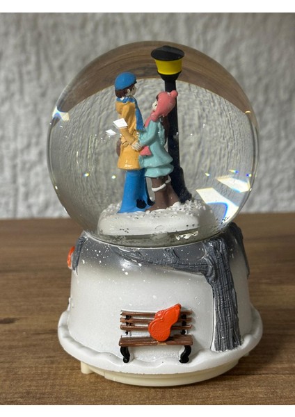 Sokak Lambası Altında Çift Temalı Işıklı Müzikli Kar Püskürtmeli Orta Boy Pilli Kar Küresi