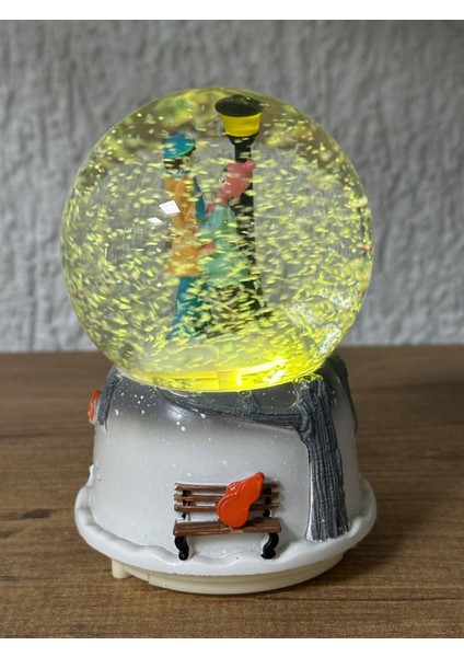 Sokak Lambası Altında Çift Temalı Işıklı Müzikli Kar Püskürtmeli Orta Boy Pilli Kar Küresi fiyatları