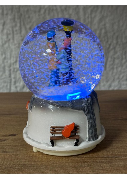 Sokak Lambası Altında Çift Temalı Işıklı Müzikli Kar Püskürtmeli Orta Boy Pilli Kar Küresi modelleri