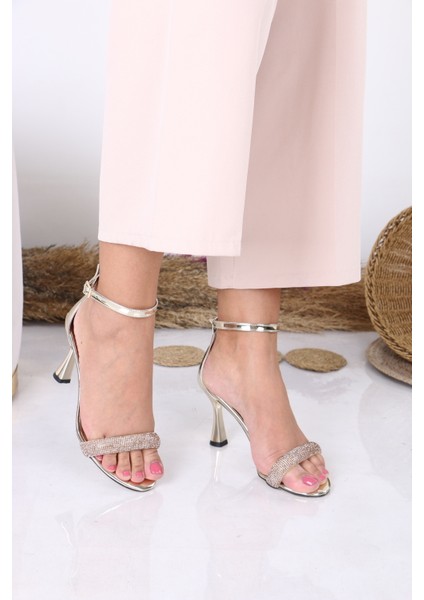 Parlak Taş Detaylı Bilekten Bağlamalı Topuklu Abiye Kadın Ayakkabı