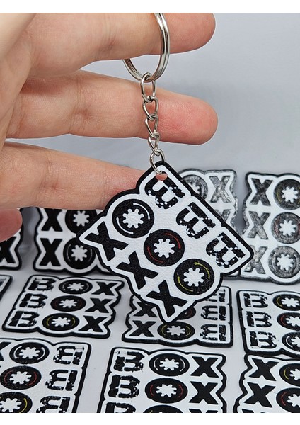 Aysbistudio Box Box Box Anahtarlık - 1 Adet - Hafif Ince Formula 1 F1 Temalı Anahtarlık -Box Box Formula 1 Hayranları Için