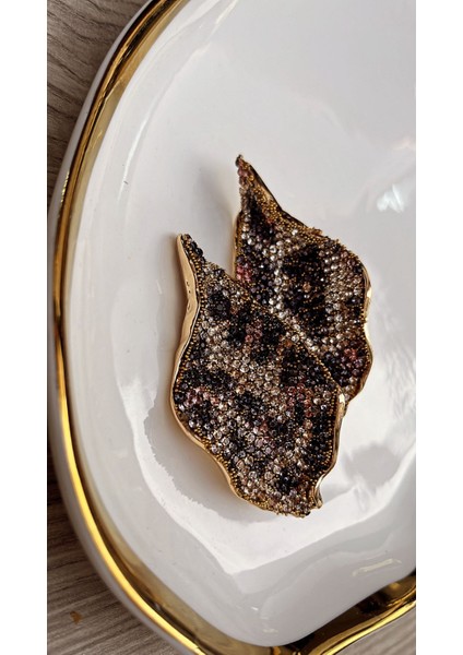 Şık ve Gözalıcı Siyah Silikon Taşlı Altın Detaylı Kanat Küpe