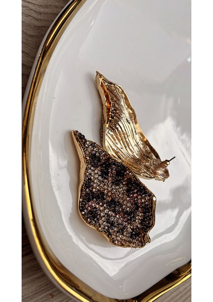 Şık ve Gözalıcı Siyah Silikon Taşlı Altın Detaylı Kanat Küpe fiyatları