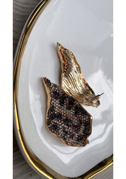 Şık ve Gözalıcı Siyah Silikon Taşlı Altın Detaylı Kanat Küpe modelleri