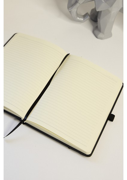 Kişiye Özel Siyah Lastikli Kalem Tutuculu Evrak Cepli Vegan Deri 224 Sayfa Çizgili Not Defteri fiyatları