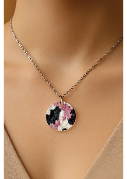 Şeffaf Sert Akrilik Kolye Ucu ve Üzeri Zincirli Desenli Kolye Fur