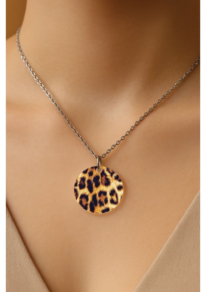 Şeffaf Sert Akrilik Kolye Ucu ve Üzeri Zincirli Desenli Kolye Fur Lion