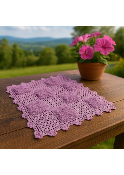 El Yapımı Lila Örgü Kare Motif Dekor – Yumuşak Pamuk Ip ile Zarif El Emeği