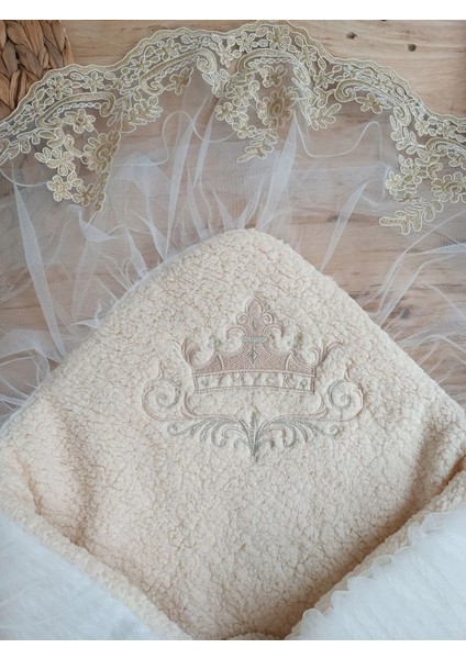 Litaetrend Yenidoğan Kuzulu Taç Nakış Güpürlü Fiyonklu Duvaklı Prizma Taş Unisex Kundak Bebek Battaniyesi Ekru indirimleri
