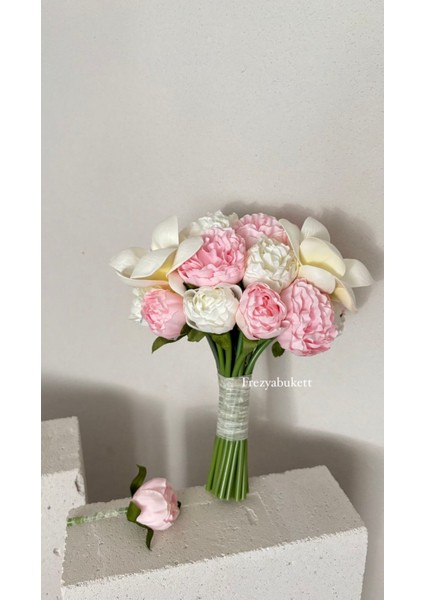 Şakayık ve Manolya Gelin Buketi