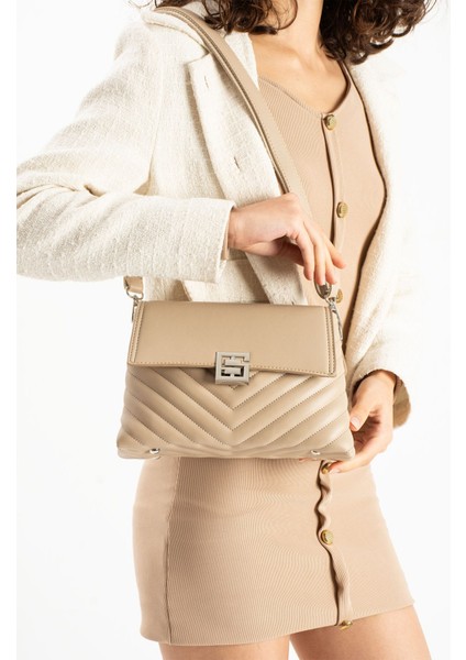 Asel Çanta,şık Tasarımlı açık viizon Kadın Orta Boy Çapraz Çanta ,nakış ve Kapak Detaylı Omuz Çantası fiyatları