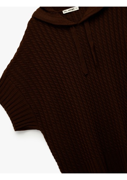 Kapüşonlu Saç Örgüsü Detaylı Kısa Kollu Triko Oversize Panço