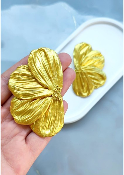 Golden Bloom Büyük Yarım Çiçek Formlu Titanyum Altın Küpe - Gösterişli ve Şık, Yılbaşı, Davet indirimleri