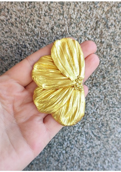 Golden Bloom Büyük Yarım Çiçek Formlu Titanyum Altın Küpe - Gösterişli ve Şık, Yılbaşı, Davet