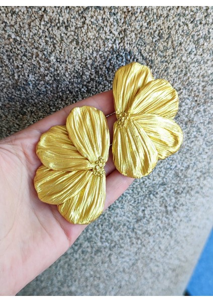 Golden Bloom Büyük Yarım Çiçek Formlu Titanyum Altın Küpe - Gösterişli ve Şık, Yılbaşı, Davet
