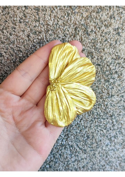 Golden Bloom Büyük Yarım Çiçek Formlu Titanyum Altın Küpe - Gösterişli ve Şık, Yılbaşı, Davet