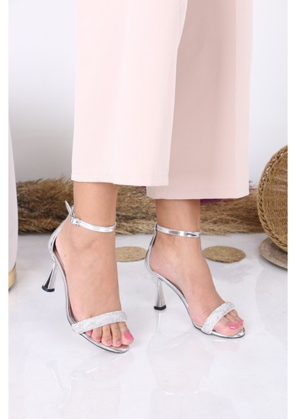 Parlak Taş Detaylı Bilekten Bağlamalı Topuklu Abiye Kadın Ayakkabı