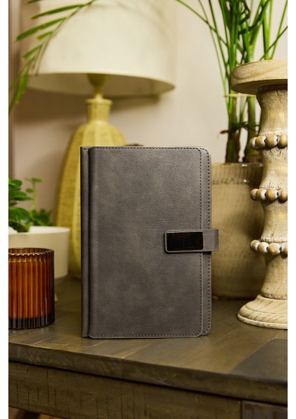 Kişiye Özel Gri Kartvizitlikli Vegan Deri Metal Mıknatıslı Kilitli 224 Sayfa Çizgili Not Defteri