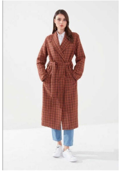 Kadın Oversize Trençkot – Kahverengi Ekose Desenli, Şık ve Modern