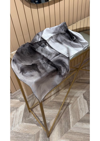 2025 Desenli Saf Ipek Twill Eşarp 9426-83 fiyatları