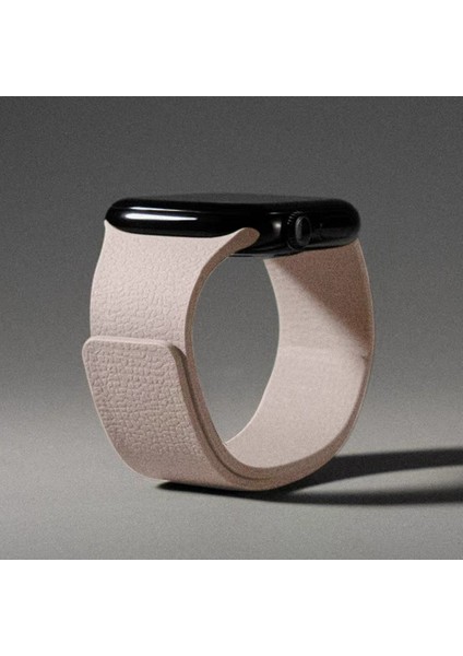 Apple Watch Series 11/10(42MM)/9/8/7/SE3/SE2/SE Uyumlu 38/40/41MM Deri Görünümlü Yumuşak Dokulu Manyetik Mıknatıslı Kordon
