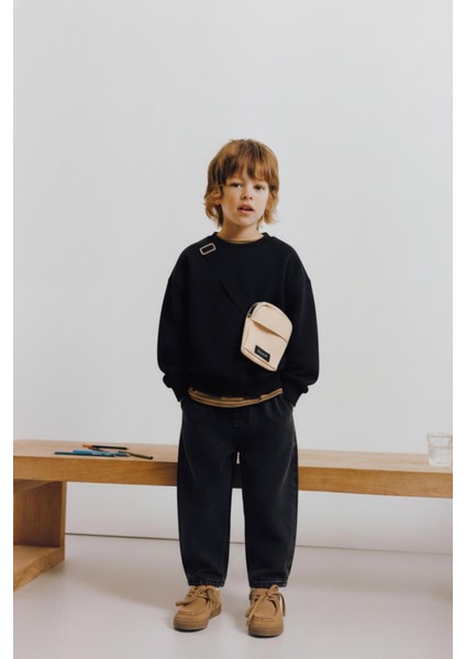 Erkek Çocuk Pamuklu Siyah Çantalı Sweatshirt ve Geniş Paça Pantolon Takım – Günlük Rahat Stil