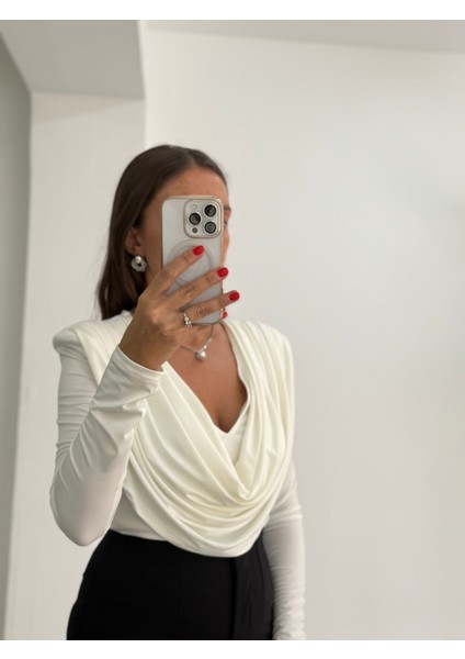 Degaje Yaka Omuz Pileli Bluz fırsatları