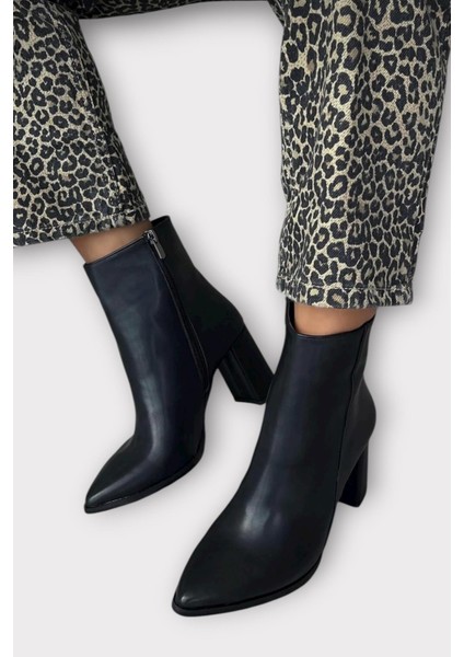 Kalın Topuk Sivri Burun Fermuarlı Kadın Bot Siyah indirimleri