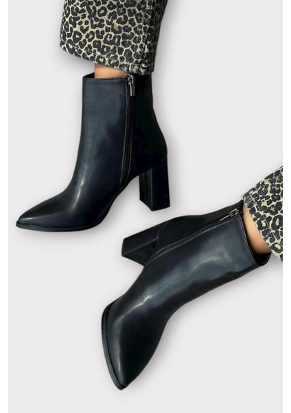 Kalın Topuk Sivri Burun Fermuarlı Kadın Bot Siyah