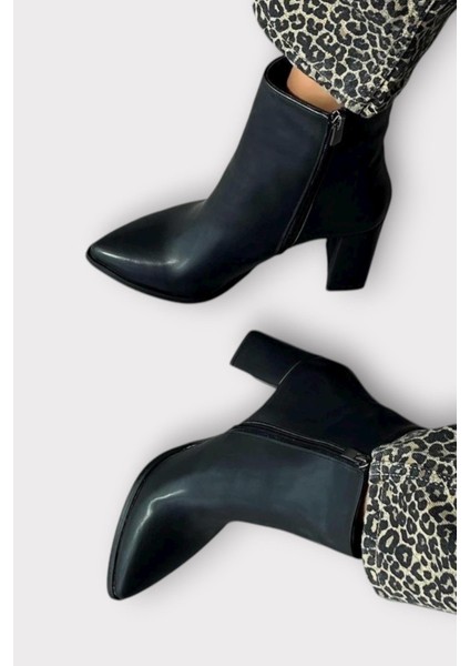 Kalın Topuk Sivri Burun Fermuarlı Kadın Bot Siyah