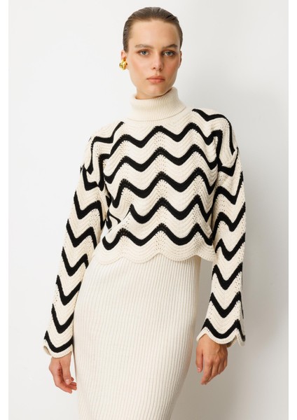 Balıkçı Yaka Desenli Triko Takım Elbise-Krem