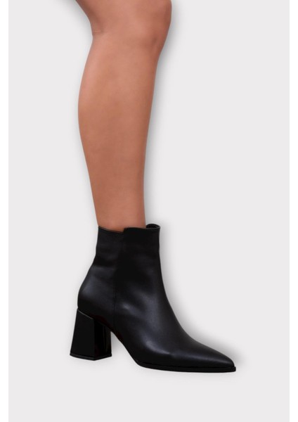Kalın Topuk Sivri Burun Fermuarlı Kadın Bot Siyah