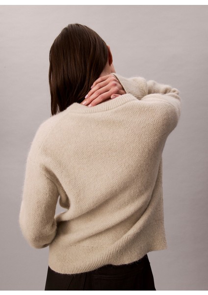 Yuvarlak Yaka Standart Işlemeli Beyaz Kazak Kadın LV044D359GPD7 indirimleri