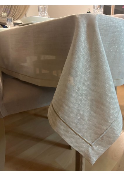 Çeyizlik Piko Sarma Detaylı Dertsiz Masa Örtüsü Simli Gold