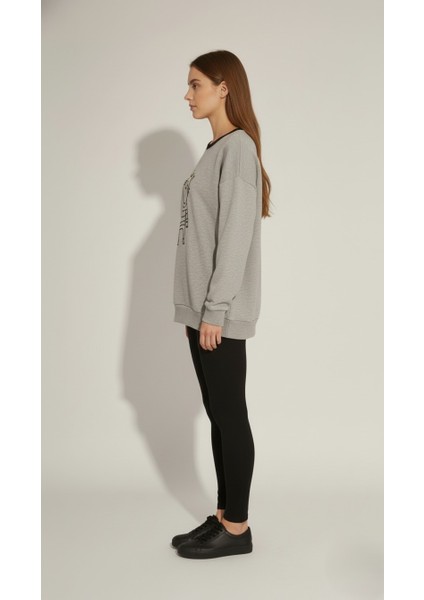 Kadın Kedi Nakışlı Sweatshirt – Rahat Kalıp 3 Iplik Şardonsuz, Siyah & Gri Melanj fırsatları