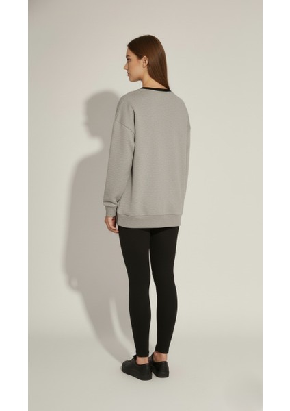 Kadın Kedi Nakışlı Sweatshirt – Rahat Kalıp 3 Iplik Şardonsuz, Siyah & Gri Melanj indirimleri