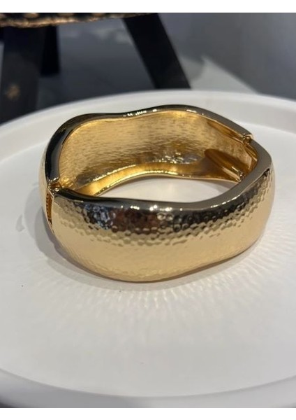 Gold Detaylı Kalın Kelepçe – Zarif & Güçlü Tasarım Modern Kadın Bileklik