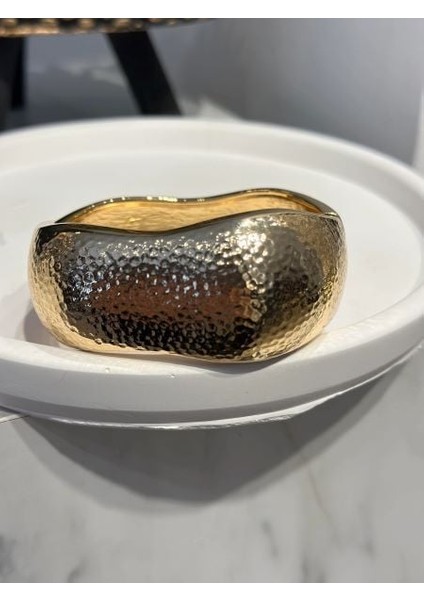 Gold Detaylı Kalın Kelepçe – Zarif & Güçlü Tasarım Modern Kadın Bileklik fiyatları