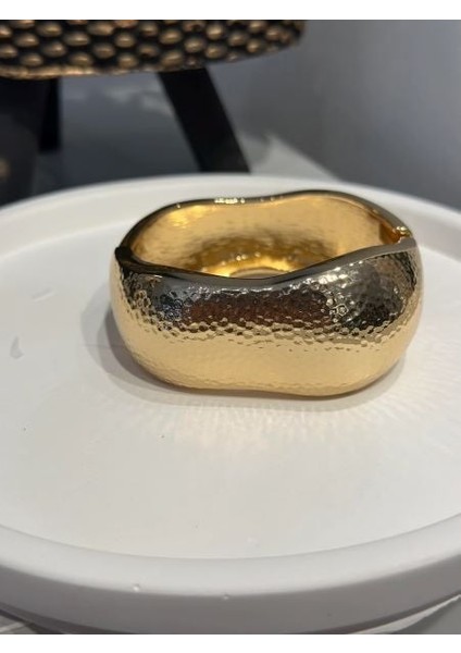 Gold Detaylı Kalın Kelepçe – Zarif & Güçlü Tasarım Modern Kadın Bileklik modelleri