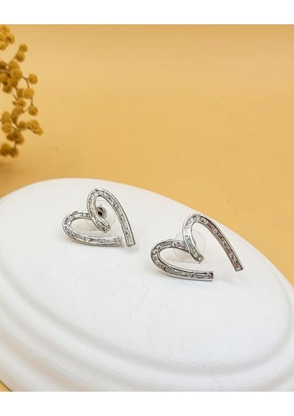 Kalp Kıvrımı Taşlı Gümüş Kaplama Küpe