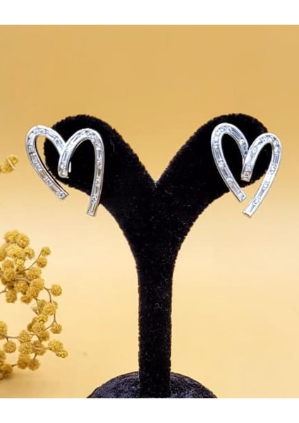 Kalp Kıvrımı Taşlı Gümüş Kaplama Küpe modelleri