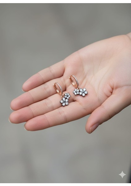 925 Ayar Papatya Silver Elmas Taşlı Çiçek Küpe.elmas Montürlü Çiçek Küpe.rose.gold.rodaj indirimleri