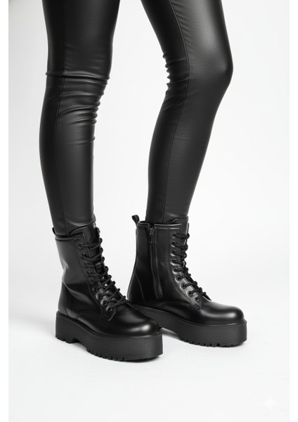 V652551009 Siyah Kalın Tabanlı Bağcıklı Kadın Postal Bot