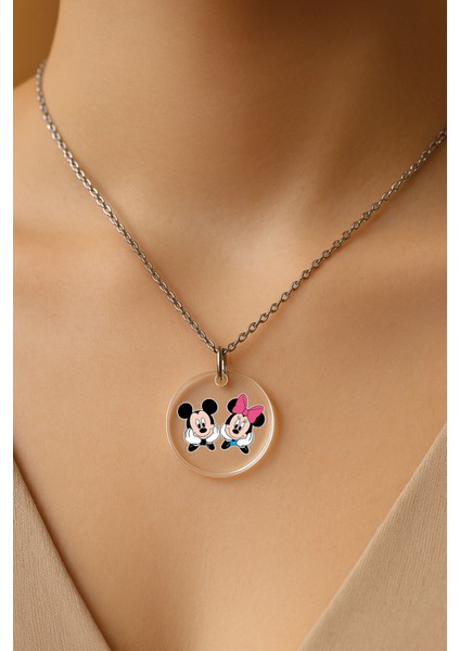 Şeffaf Sert Akrilik Kolye Ucu ve Üzeri Zincirli Desenli Kolye Mickeyandminnie