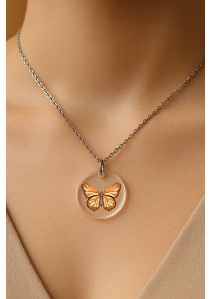 Şeffaf Sert Akrilik Kolye Ucu ve Üzeri Zincirli Desenli Kolye Kelebek Tuval