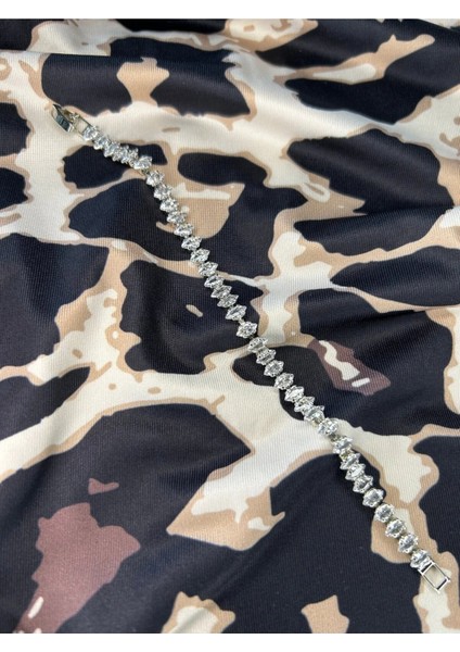 Büyük Sivri Taşlı Su Yolu Çelik Bileklik Silver