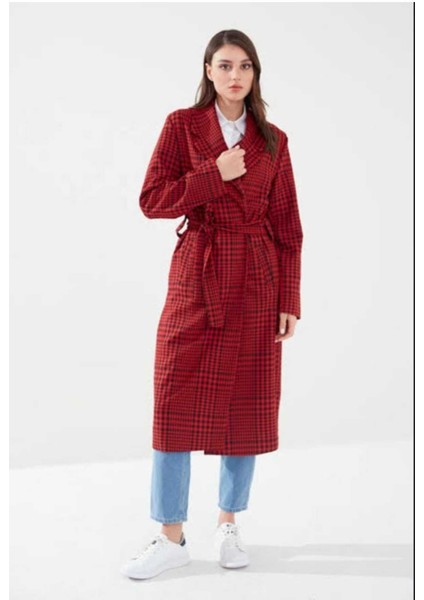 Kadın Oversize Trençkot – Kırmızı Ekose Desenli, Şık ve Modern