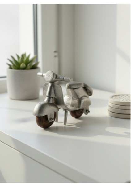 Minimalist Metal Vespa Motorsiklet Heykelcik - Gümüş Rengi Dekoratif Figür