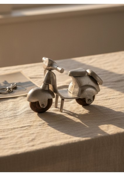 Minimalist Metal Vespa Motorsiklet Heykelcik - Gümüş Rengi Dekoratif Figür fiyatları